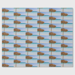 Tropisch strand met rieten parasolpatroon cadeaupapier