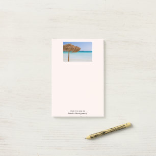 Tropisch strand met strooien parasol post-it® notes