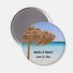 Tropisch strand met strooien parasol voor een trou magneet