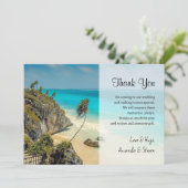 Tropisch strand met wind geveegde bomen bedankkaart (Staand voorkant)