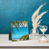 Tropisch strand omlijst met palmbladeren fotoplaat (Insitu)