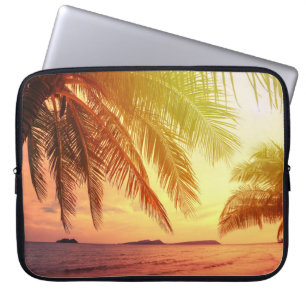 Tropisch strandparadijs: sereen landschap. laptop sleeve