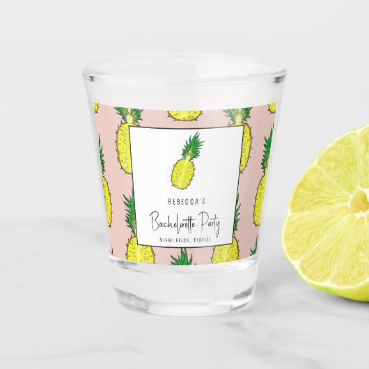 Tropische anananas Bachelorette Weekend Party Shot Glas (Voorkant)