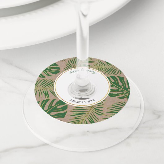 Tropische bladeren groen en goud rustieke bruiloft wijnglaslabel (Dichtbij)