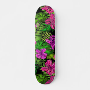 Tropische bloemen en planten op zwart skateboard