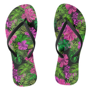Tropische bloemen en planten op zwart teenslippers
