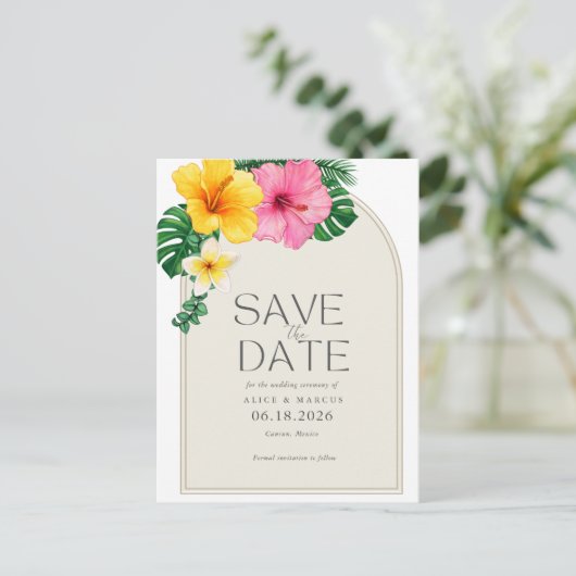 Tropische Bloemen Strand Bruiloft Save the Date Aankondigingskaart (Staand voorkant)