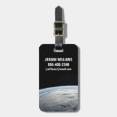 tropische cycloon idai boven de kust van afrika. bagagelabel (Voorkant verticaal)