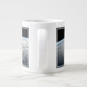 tropische cycloon idai boven de kust van afrika. extra grote beker (Achterkant)