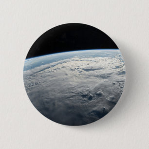tropische cycloon idai boven de kust van afrika. ronde button 5,7 cm
