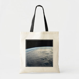tropische cycloon idai boven de kust van afrika. tote bag