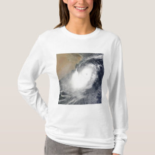 Tropische cycloon Phet in het Arabisch Zee T-shirt