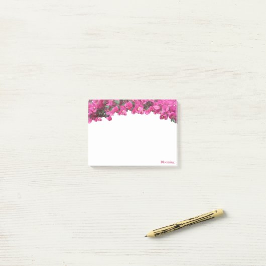Tropische magenta roze bloemen op wit post-it® notes (Op bureau)