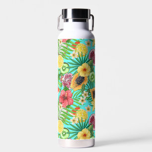 Tropische mix-fruit, bloemen en bladeren op blauw waterfles