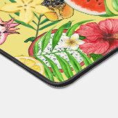 Tropische mix-fruit, bloemen en bladeren op geel bureaumat (Hoek)