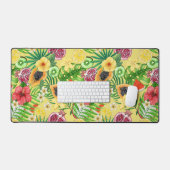 Tropische mix-fruit, bloemen en bladeren op geel bureaumat (Keyboard & Muis)