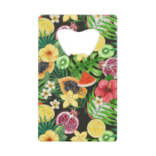 Tropische mix-fruit, bloemen en bladeren op zwart kredietkaart flessenopener