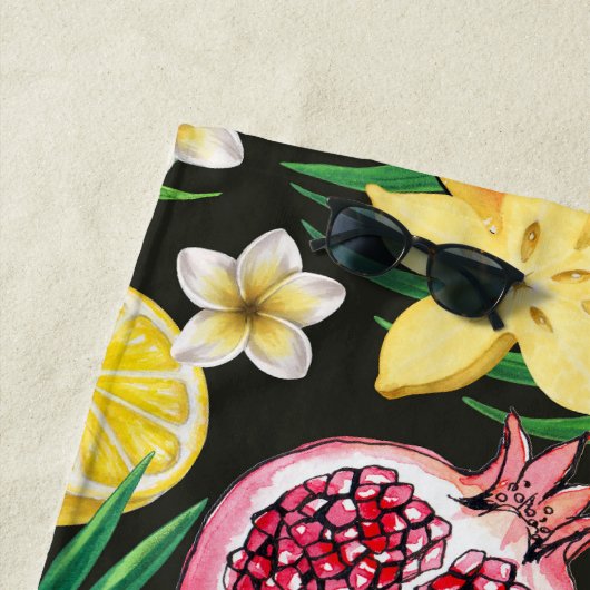 Tropische mix-fruit, bloemen en bladeren op zwart strandlaken (In situ)