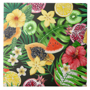 Tropische mix-fruit, bloemen en bladeren op zwart tegeltje