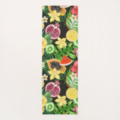Tropische mix-fruit, bloemen en bladeren op zwart yogamat (Achterkant)