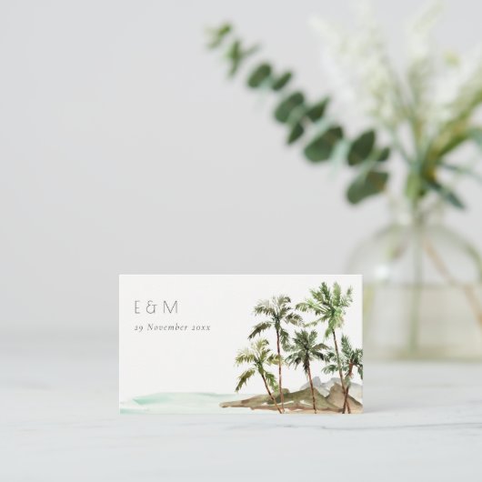 Tropische palmboom strand zand monogram bruiloft plaatskaartje (Staand voorkant)
