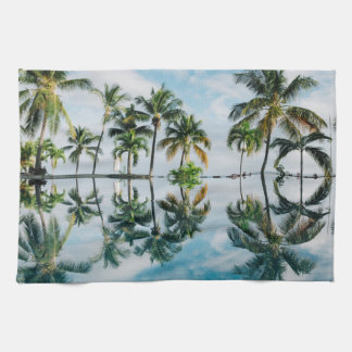 Tropische palmen met reflectie in de oceaan. theedoek