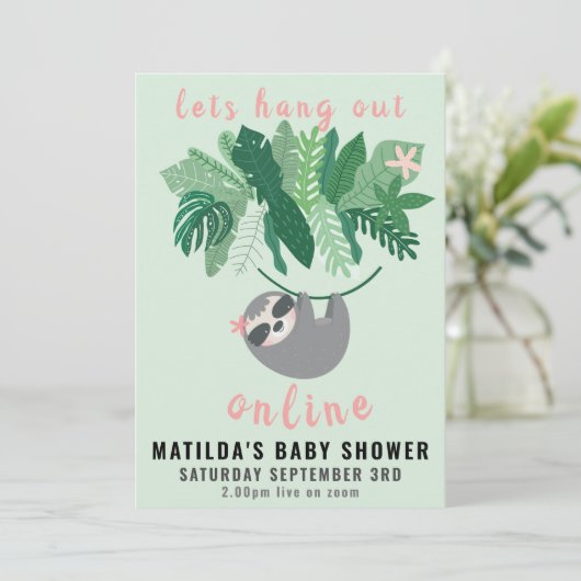 Tropische schattige luiaard hang uit online baby s kaart (Staand voorkant)