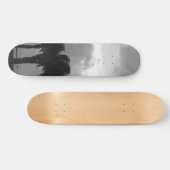 Tropische Stormachtige Luchten Grijs Schaal Skateboard (Horizontaal)