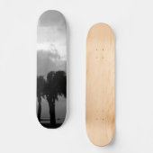 Tropische Stormachtige Luchten Grijs Schaal Skateboard (Voorkant)