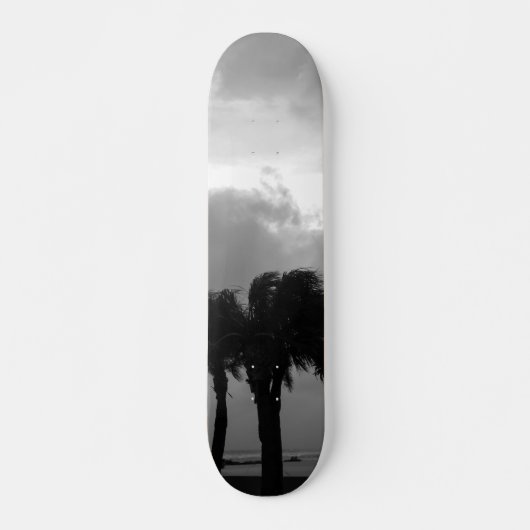 Tropische Stormachtige Luchten Grijs Schaal Skateboard (Voorkant)