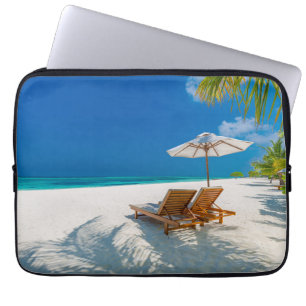 Tropische stranden   Lounge Chairs Beach, Bora Bor Laptop Sleeve