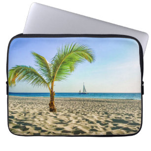 Tropische stranden   Zeilboot, palmboom, Aruba Laptop Sleeve