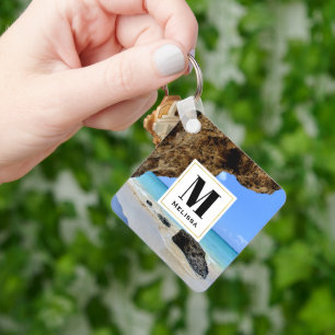 Tropische strandkust met een Big Rock Monogram Sleutelhanger