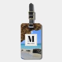 Tropische strandkust met een groot rotsmonogram
