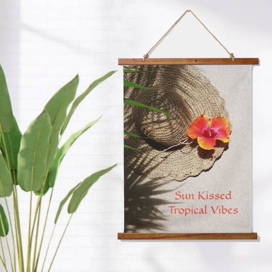 Tropische Vibes Hibiscus Sunhat op zand strand Hangend Wandkleed