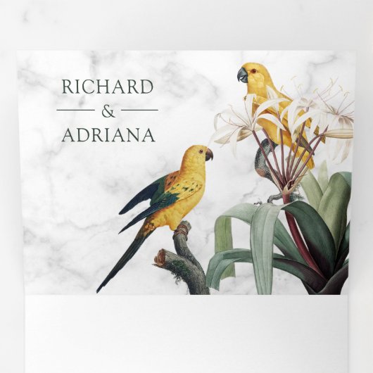 Tropische witte marmeren gele papegaai koppel brui drieluik uitnodiging (Binnenzijde eerst)