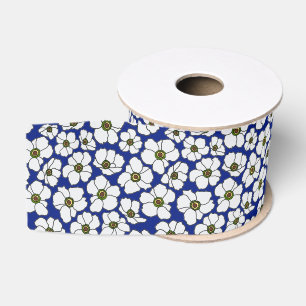 Tropische witte wilde bloemen op blauw grosgrain lint