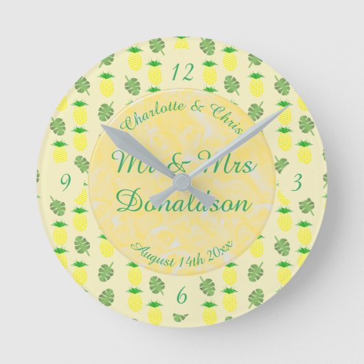 Tropische zomerweddenschap Ananas en palmbladeren Ronde Klok (Voorkant)