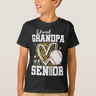 Trote opa van een afgestudeerde honkbal senior in  t-shirt