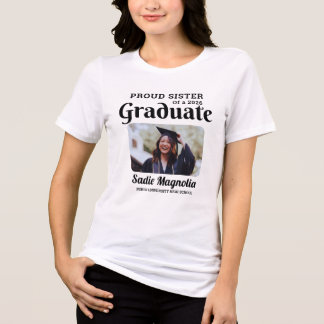 Trots Zuster van een 2026 Afgestudeerde Foto Maatw Tri-Blend Shirt