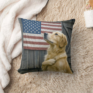 Trotse Golden Retriever Met Amerikaanse Vlag Kussen