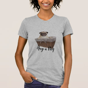 trotse mohammedaanse moeder knuffelt een tshirt vo