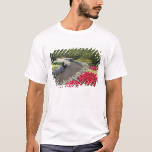 Trottoir door tulpen, narcissen en t-shirt