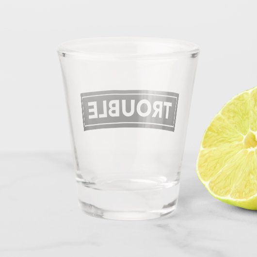 TROUBLE Bold Block Design Shot Glass Shot Glas (Achterkant)
