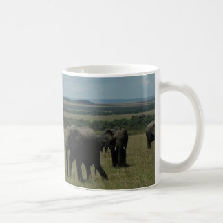 Troupeau Maasai Mara, Kenya d'éléphant de tasse