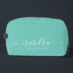 Trousse De Toilette Bridesmaid Cadeau bleu Aqua<br><div class="desc">Ce sac d'accessoire Bridesmaid dopp kit contient une typographie manuscrite en écriture blanche avec des swashes sur un arrière - plan de minuit ou d'aqua. Présentez à vos demoiselles d'honneur un sac de toilette pour leur maquillage et des petits articles traditionnellement présentés au dîner de répétition, à utiliser tôt le...</div>