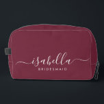 Trousse De Toilette Bridesmaid Cadeau Bourgogne<br><div class="desc">Ce sac d'accessoires Bridesmaid comporte une typographie manuscrite en écriture blanche avec des swashes sur un arrière - plan de caramel. Présentez à vos demoiselles d'honneur un sac de toilette pour leur maquillage et des petits articles traditionnellement présentés au dîner de répétition, à utiliser tôt le matin avant le mariage....</div>