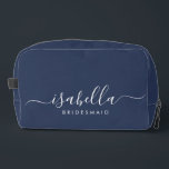 Trousse De Toilette Bridesmaid Gift Blue<br><div class="desc">Ce sac d'accessoires Bridesmaid comporte une typographie manuscrite en écriture blanche avec des swashes sur un arrière - plan bleu marine ou de minuit. Présentez à vos demoiselles d'honneur un sac de toilette pour leur maquillage et des petits articles traditionnellement présentés au dîner de répétition, à utiliser tôt le matin...</div>