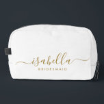 Trousse De Toilette Bridesmaid Gift Gold Nom<br><div class="desc">Ce sac d'accessoires Bridesmaid comporte une typographie manuscrite de script en or avec des swashes sur un arrière - plan blanc ou de minuit. Présentez à vos demoiselles d'honneur un sac de toilette pour leur maquillage et des petits articles traditionnellement présentés au dîner de répétition, à utiliser tôt le matin...</div>