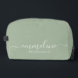 Trousse De Toilette Bridesmaid Modern Minimal Script Sage<br><div class="desc">Ce sac d'accessoires Bridesmaid comporte une typographie manuscrite en écriture blanche avec des swashes sur un arrière - plan vert sage. Présentez à vos demoiselles d'honneur un sac de toilette pour leur maquillage et des petits articles traditionnellement présentés au dîner de répétition, à utiliser tôt le matin avant le mariage....</div>